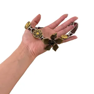 Detailaufnahme der Retro Metallblume Leder Choker Halskette mit antikem Charme und Design.