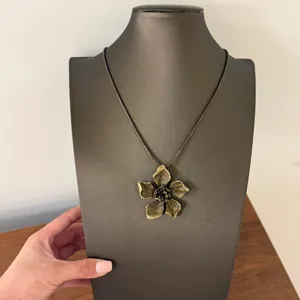 Vintage Metall Blume Anhänger Halskette mit Lederband Choker für Damen Schmuck Trend