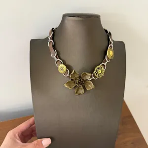 Vintage Leder Metall Blume Anhänger Halskette, exquisite Retro Schlüsselbeinkette Schmuck.
