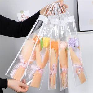 Ramo de flores de ganchillo hecho a mano en bolsas de regalo transparentes con cinta y detalles.