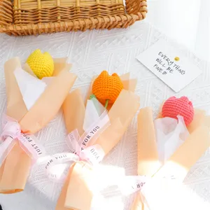 Ramo de flores de tulipán de ganchillo hecho a mano con papel de regalo y cinta para eventos.