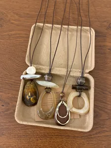 Conjunto de collar largo con colgante de ámbar de resina boho, joyería étnica.