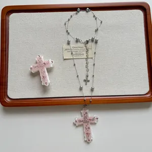 Leuke cartoon kaomoji kruis ketting zoete koele kralen lange truiketting detail