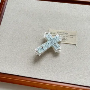 Kruis ketting schattige cool stijl emoticon hanger Y2K esthetische sieraden accessoire detail.