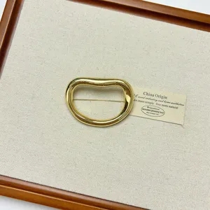 Vintage gold irregular heart brooch, minimalist metal pin corsage for women fashion accessories.