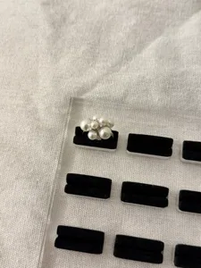 Primo piano anello perla fiore stile coreano, gioiello anello aperto squisito donna.