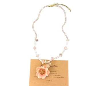 Roze roos bloem hanger halsketting met delicate kralenketting, zoet sieraden detail ontwerp.