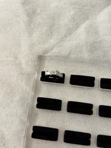 Delicato anello aperto in argento con un grazioso design a fiocco, perfetto ogni giorno.