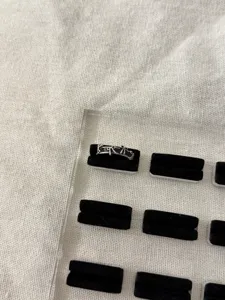 Anello con fiocco squisito con finitura argento e nera, gioiello di nicchia alla moda