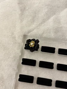 Anello fiore con perline nere stile coreano ins, elegante anello aperto con perla centrale