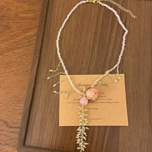 Zoete roze kralenketting met kristallen hangers, delicate sleutelbeensieraad.