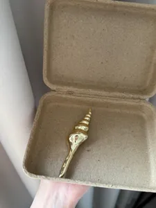 Exquisite gold shell metal brooch, unique minimalist design fashion accessory for women.