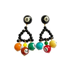 Schicke schwarze 8-Ball Billard Ohrringe mit bunten nummerierten Anhängern für Damen.