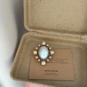 Vintage retro metal pearl rhinestone brooch pin for elegant women fashion jewelry accessory