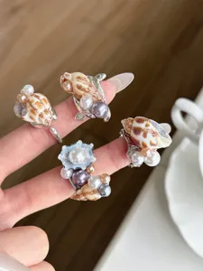 Detailansicht von Ozean Perlen Muschel Ringen mit feinen Muscheln und Perlenbesatz Design.