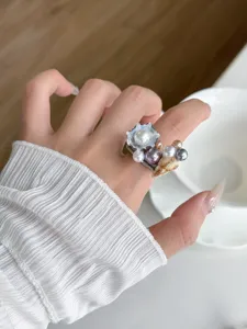 Detailaufnahme des Perlen- und Muschelrings im Ozean-Resort-Stil, modischer offener Ring.