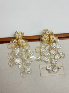 Exquisite pearl flower tassel pendant earrings detail, niche design alloy floral ear jewelry.