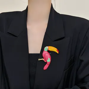 Vintage Alloy Enamel Parrot Brooch personalized Animal Shape Lapel Pin For Women Colorful Jewelry European Style Toucan Ring Accessory