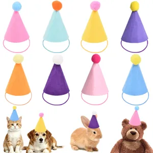 Chapeaux de fête d'anniversaire en feutre coloré pour animaux avec pompon, idéal chiens et chats.