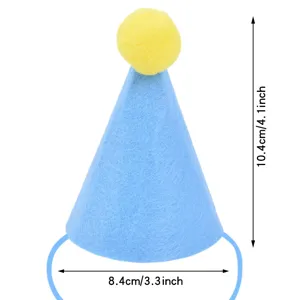Chapeau de fête d'anniversaire pour animaux en feutre bleu avec pompon jaune et détails.