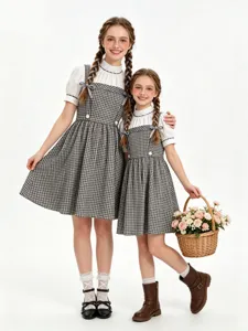 Ensemble robe chasuble à carreaux style pastoral avec joli chemisier blanc.
