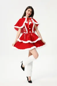 Detalle de disfraz de Navidad con capa de terciopelo rojo, vestido de pelo y polainas blancas.