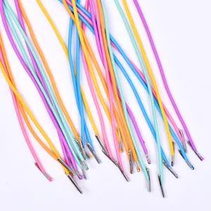 Cordons élastiques colorés avec embouts métalliques, parfaits pour les loisirs créatifs.