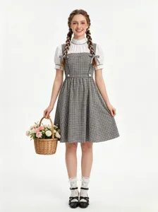 Ensemble robe chasuble à carreaux gris et chemisier blanc vintage pour costume de cosplay.