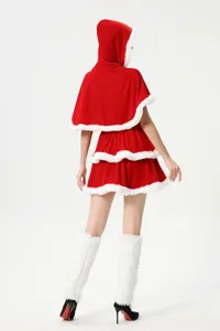 Vista trasera de capa navideña roja y vestido escalonado con ribete de pelo sintético.