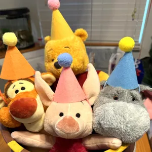 Vue détaillée de chapeaux de fête colorés en feutre pour animaux lors d'événements joyeux.