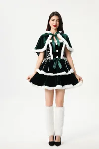 Vista detallada del vestido de Navidad de terciopelo verde con capa y ribete de pelo sintético blanco.