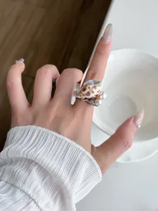Nahaufnahme des Meeres-Resort Muschel Perlen Rings als sehr stilvoller offener Ring.
