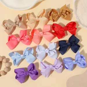 Détail de diverses barrettes à cheveux colorées avec nœuds en ruban gros-grain