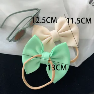 Detailansicht der Abmessungen von mintgrünen und cremefarbenen Schleifen mit Sonnenbrille.