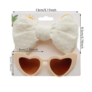 Detailansicht und Maße von Retro-Herz-Sonnenbrille und Schleifen-Stirnband-Set für Mädchen