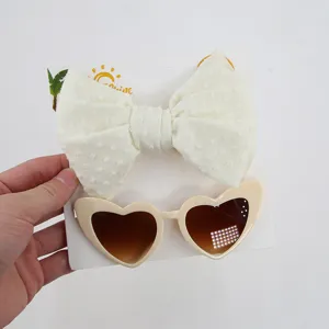 Kindermode-Set mit weißem Schleifen-Stirnband und beiger Herz-Sonnenbrille