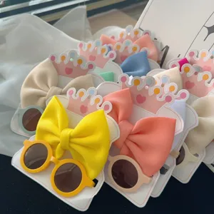 Detailansicht des bunten Kinder-Haarspangen-Sets mit Schleife und runder Sonnenbrille