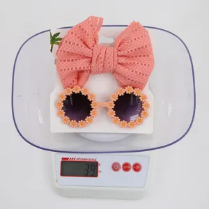 Gedetailleerd overzicht van madeliefje zonnebril en roze hoofdband set voor kinderen, 39g