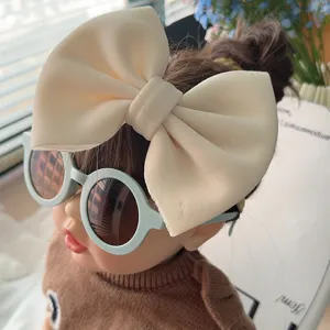 Süßes Haar-Accessoires-Set für Kleinkinder mit einer großen cremefarbenen Schleife und Brille