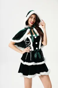 Vista detallada del vestido capa navideña de terciopelo con capucha y ribete de piel blanca.
