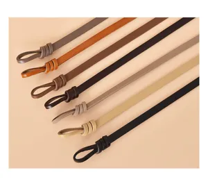 Vue détaillée de la ceinture fine en cuir pour femme, design noué sans trou pour robes.
