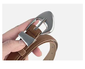 Nahaufnahme Damen brauner Ledergürtel mit silberner Western Schnalle und Spitze retro