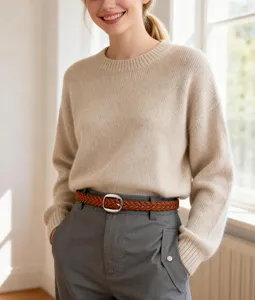 Vista dettagliata della cintura intrecciata da donna in pelle con fibbia ad ardiglione argentata.