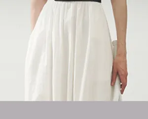 Gros plan d'une élégante ceinture large noire pour femme avec texture en cuir fin.