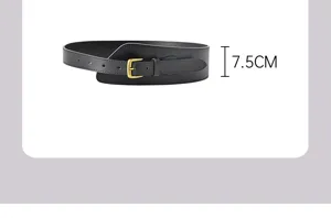 Gros plan détaillé de la ceinture large noire en cuir avec boucle ardillon dorée.
