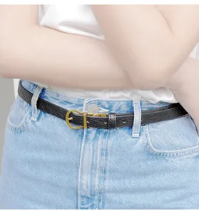 Eleganter schmaler schwarzer Ledergürtel für Damen mit Retro-Schnalle ideal für Jeans.
