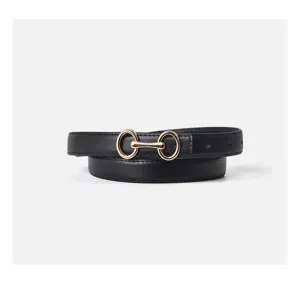 Dettaglio cintura in pelle nera con fibbia a morsetto dorata, accessorio donna minimalista.