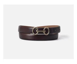 Vista dettagliata di una cintura da donna in vera pelle marrone scuro con fibbia elegante.