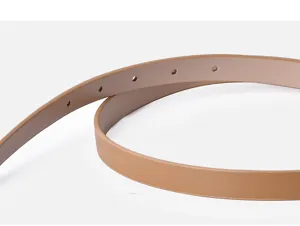 Schmaler khakifarbener Ledergürtel Detailaufnahme, minimalistisches Design für Damen.
