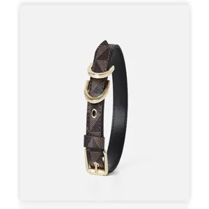 Collier pour animal de compagnie à carreaux marron, look de designer élégant pour petits chiens.